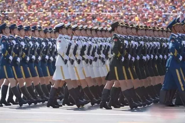 马克龙检阅中国三军仪仗队，跨越国界的友谊与军事交流，马克龙检阅中国三军仪仗队，跨越国界的友谊与军事合作展示