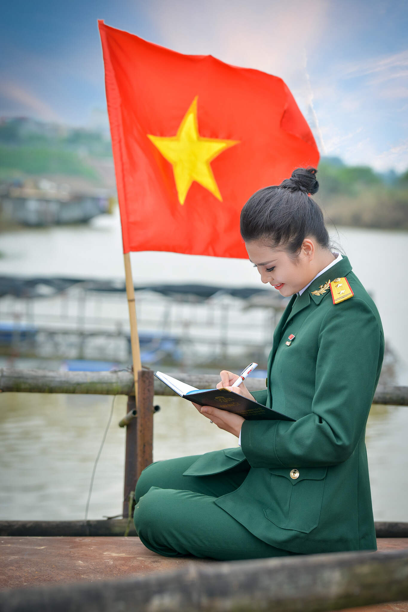 越南人民军中的女兵力量，勇敢与坚韧的象征，越南人民军中女兵的勇敢与坚韧，力量的象征