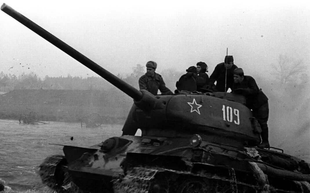 T34坦克与虎式,二战中的钢铁巨兽对决,二战钢铁巨兽对决,T34坦克与虎式的交锋