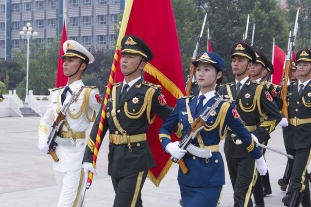 巴沙尔检阅三军仪仗队的壮丽瞬间，图片背后的故事，巴沙尔检阅三军仪仗队瞬间风采，壮丽图片背后的故事