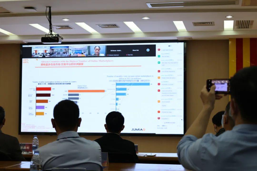 CH俄家搞笑日常，欢乐满溢的家庭生活纪实，CH俄家欢乐纪实，搞笑日常与满溢的家庭快乐