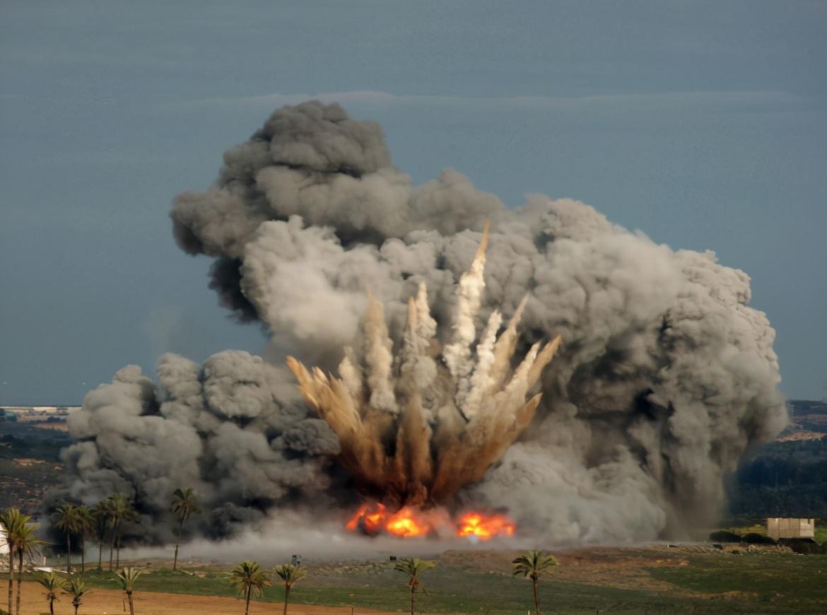 美军舰向伊朗开火，国际海域的紧张局势与深层原因解析，美军舰向伊朗开火引发国际海域紧张局势背后的深层原因解析