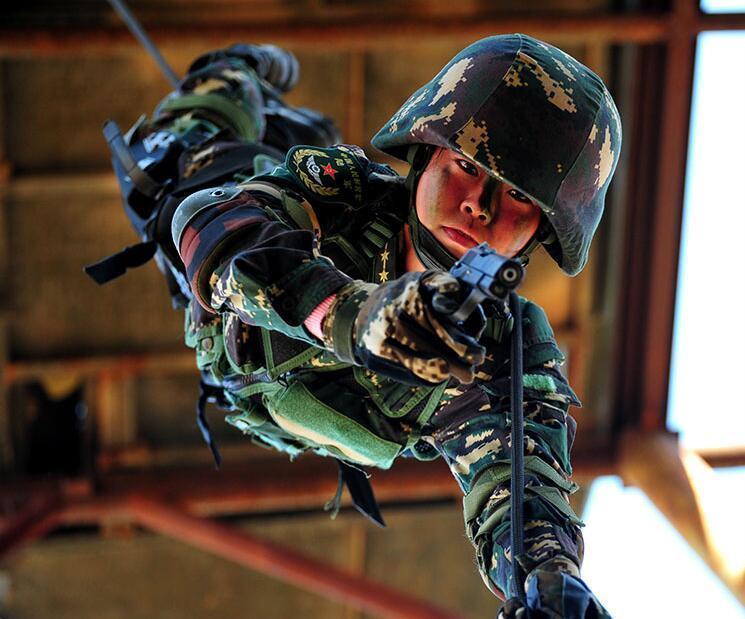 飒爽英姿与不屈精神