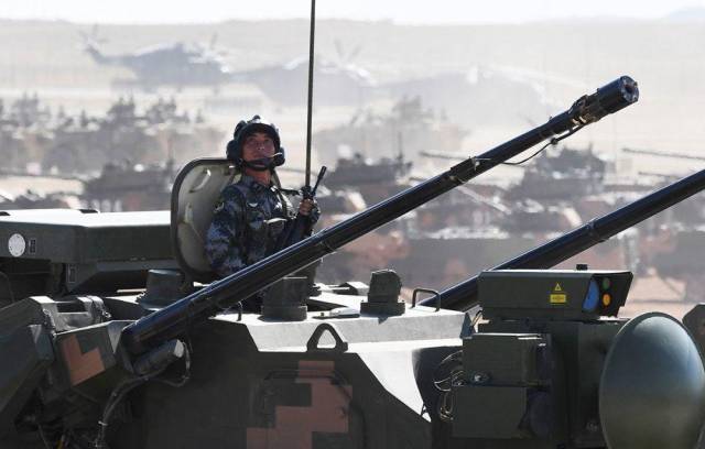 朱日和阅兵，回望过去，展望未来——纪念阅兵仪式十七周年，纪念阅兵仪式十七周年，朱日和阅兵——回首过去，展望未来