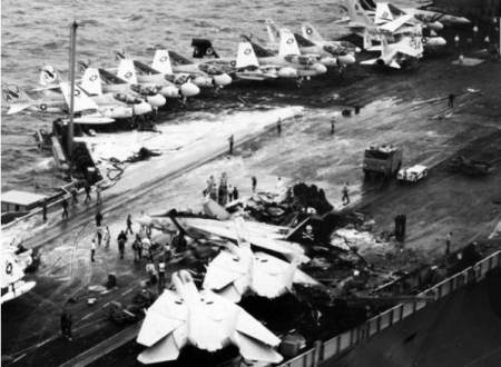航母牺牲飞行员，英雄背后的故事与牺牲精神，航母英雄，飞行员的牺牲与荣耀背后的故事
