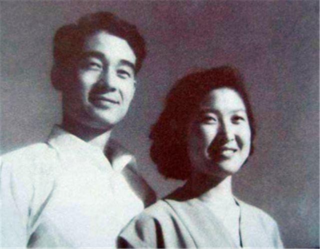 中央决定，引领国家发展的战略决策，中央引领战略决策，推动国家发展新征程