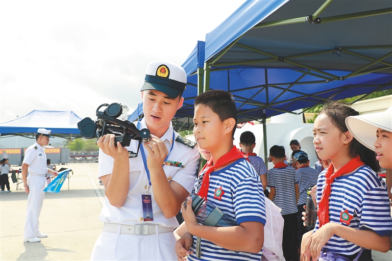 海军节军营开放日,展现海军风采,深化军民融合,海军节军营开放日,展现风采,军民融合共进