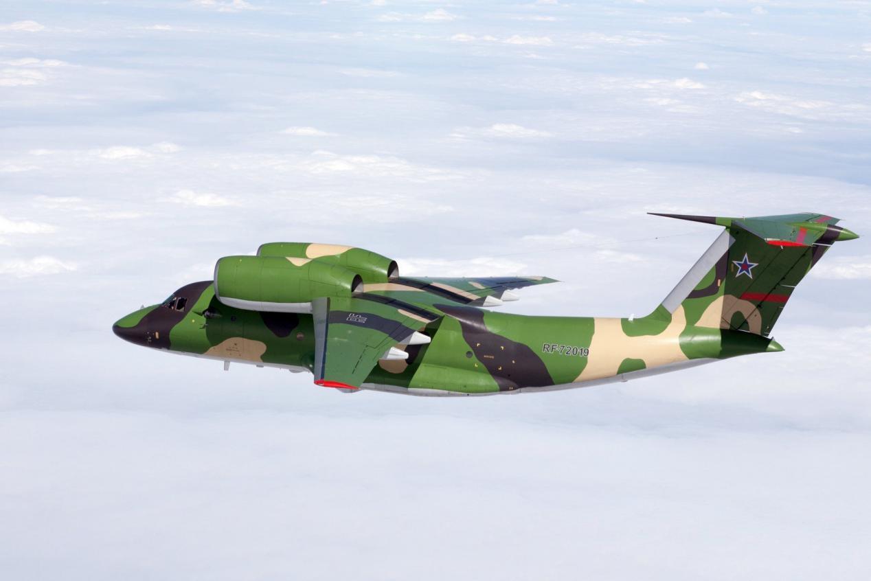 C-130运输机起飞,力量与技术的完美结合,C-130运输机,力量与技术的空中典范