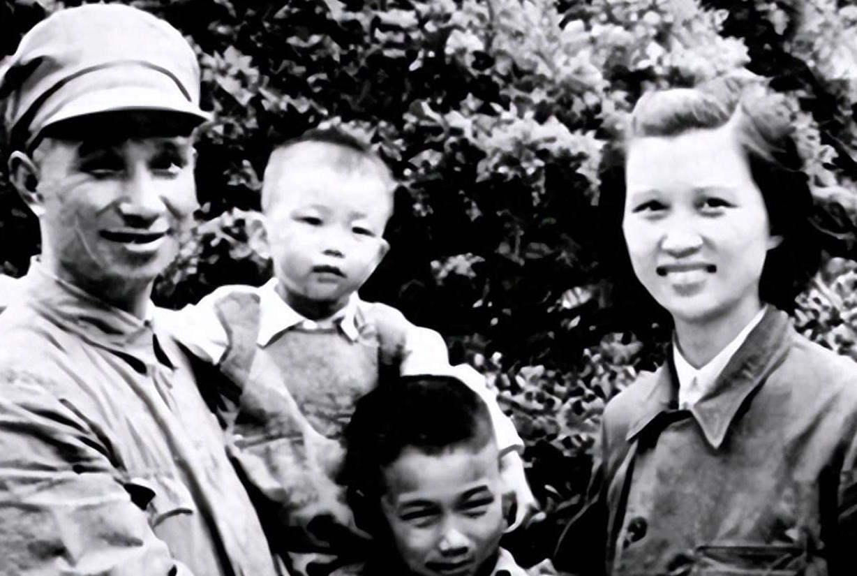 集团军军长与省军区司令,地位与职责的比较,集团军军长与省军区司令,地位与职责对比解析