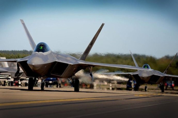 揭秘F-22战斗机的神秘面纱,图片背后的故事,揭秘F-22战斗机的神秘面纱,图片背后的传奇故事