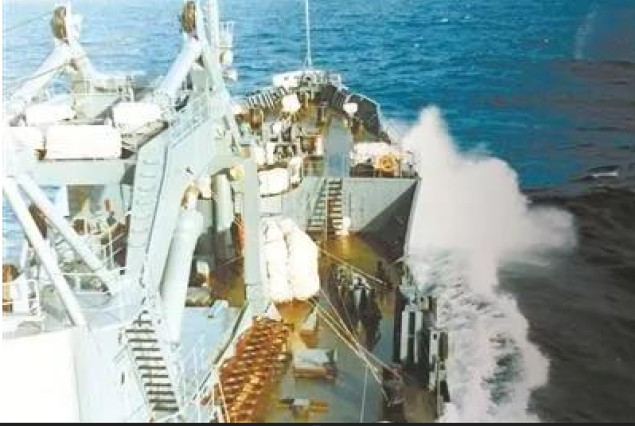 舷号121，探索伟大航迹的象征，舷号121，伟大航迹的探索象征