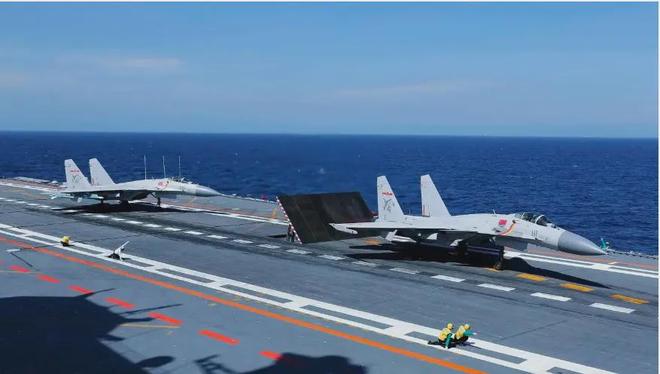 歼15战机在山东舰航母上的起降，中国海军航空力量的崭新篇章，歼15战机在山东舰航母起降，中国海军航空力量崭露头角