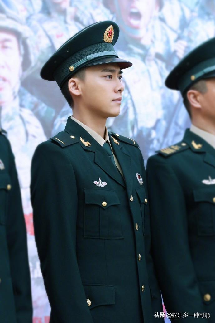 火箭军军装与陆军的差异与共性，火箭军与陆军军装差异与共性探究