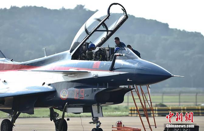 中国战斗机飞行员,英勇无畏,翱翔天际的守护者,中国战斗机飞行员,英勇守护者,翱翔天际的勇士