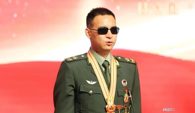 共和国勋章获得者杜富国的光辉事迹,杜富国,共和国勋章背后的光辉事迹