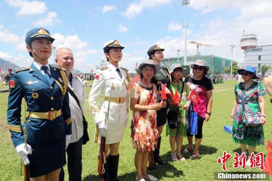 驻香港部队女兵仪仗队视频,展现新时代巾帼英雄风采,驻香港部队女兵仪仗队风采,新时代巾帼英雄展现风采的视频