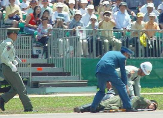 纪念与致敬，回顾97年阅兵士兵倒下视频，纪念与致敬，回顾97年阅兵士兵英勇瞬间，重温历史时刻