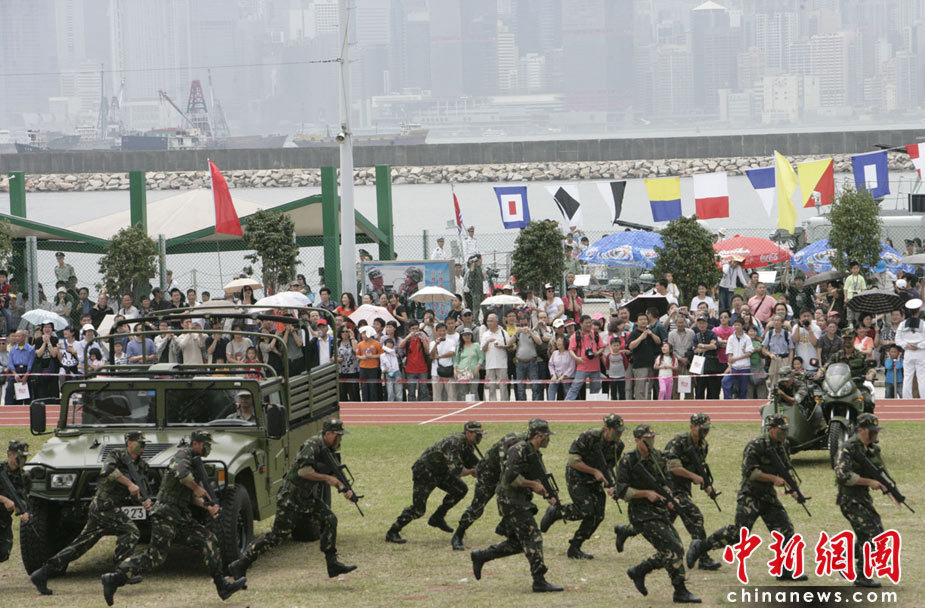 香港市民眼中的驻港阅兵,荣耀与责任并存,香港市民眼中的驻港阅兵,荣耀与责任交织展现