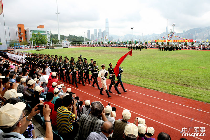 香港市民眼中的驻港阅兵,荣耀与责任并存,香港市民眼中的驻港阅兵,荣耀与责任交织展现
