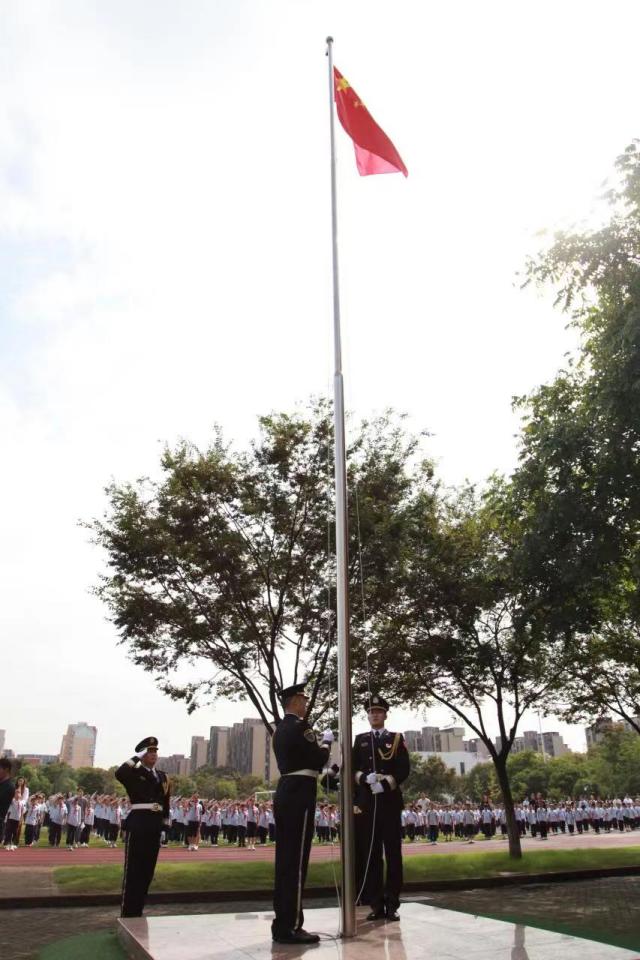 三军仪仗队国旗护卫队竖屏壁纸，荣耀的象征与精神的体现，荣耀的象征与精神的体现，三军仪仗队国旗护卫队竖屏壁纸展示