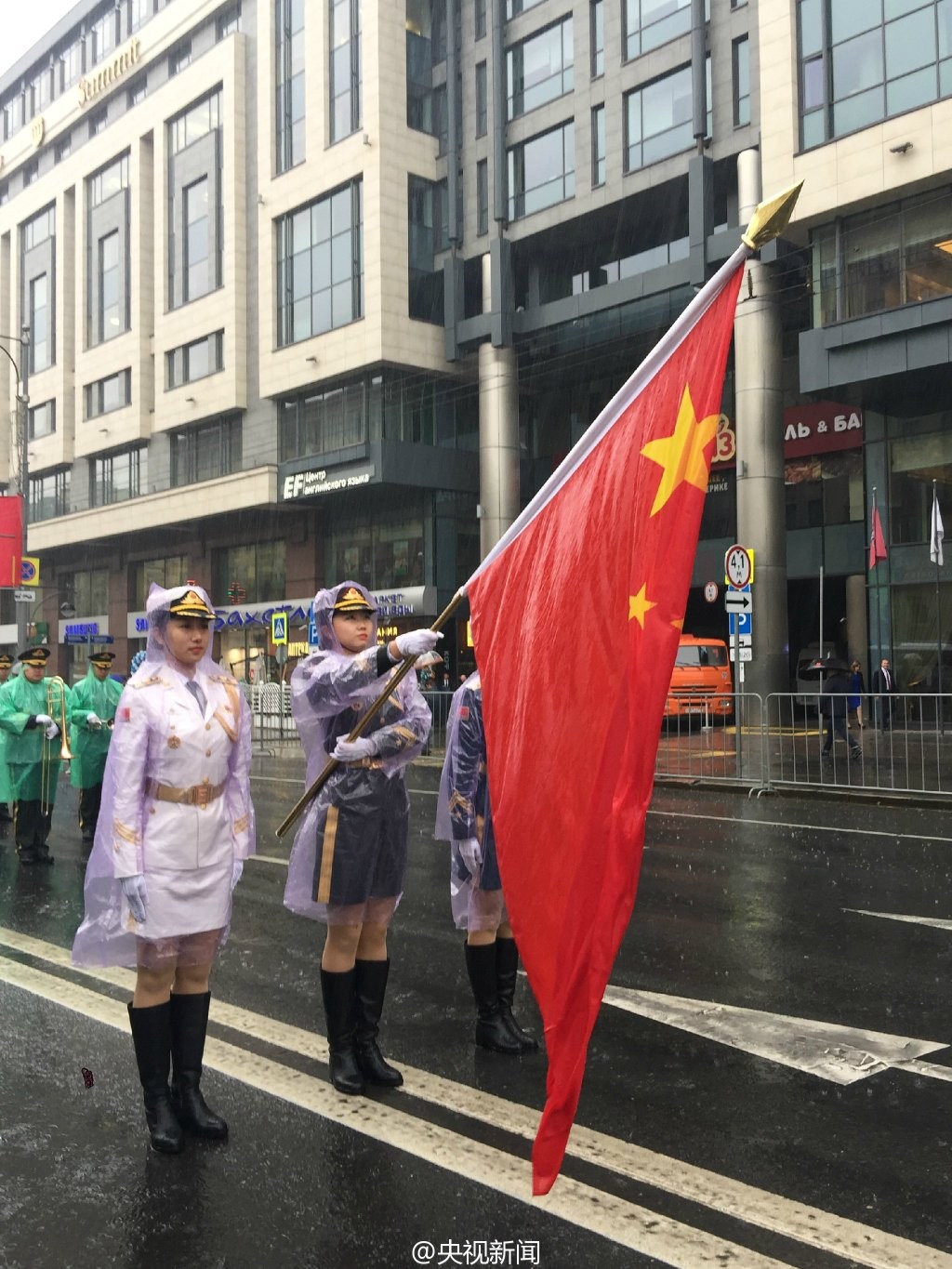 中国女兵仪仗队亮相莫斯科,展现国际风采与力量,中国女兵仪仗队亮相莫斯科,展现国际风采与力量传承