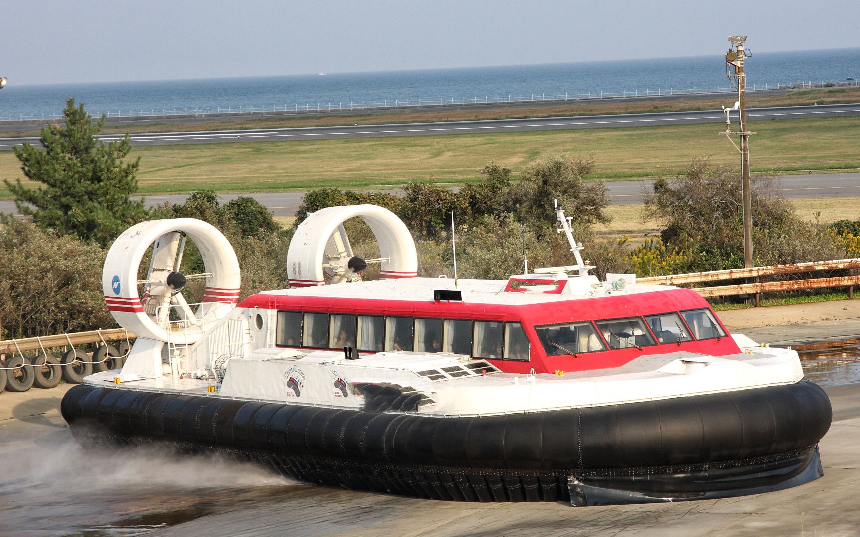 气垫船在陆地行驶的可能性探讨，气垫船陆地行驶的可能性研究