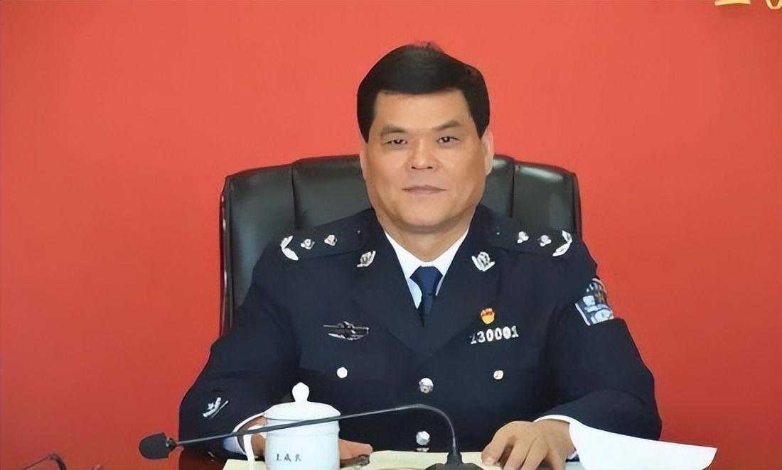 最新消息,第一波黑势力保护伞落网,第一波黑势力保护伞落网,揭露黑暗势力新动向