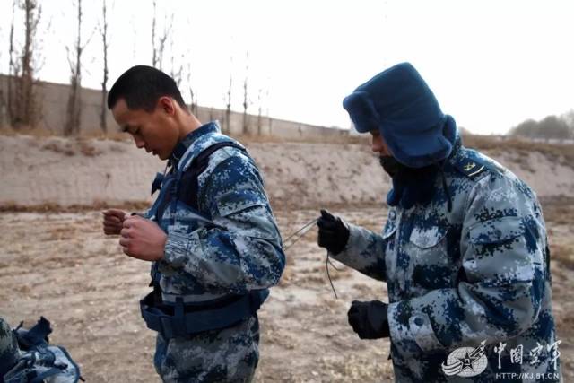 打仗时新兵的角色与运用策略,新兵角色与策略运用,战争中的关键要素分析