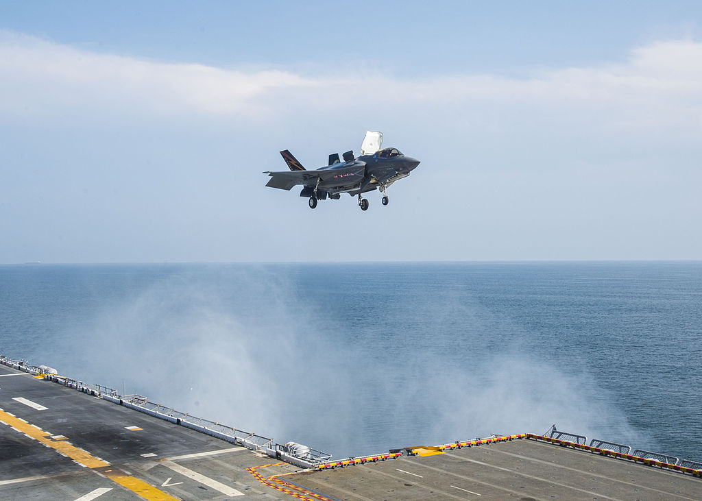 黄蜂级两栖攻击舰上的海鹰直升机,空中与海上的完美融合,黄蜂级两栖攻击舰海鹰直升机,空中与海上完美融合的力量展示