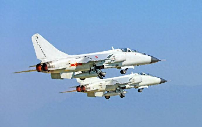 歼轰7A电子战机,中国空中力量的新型电子战利器,歼轰7A电子战机,中国空中力量的电子战新星