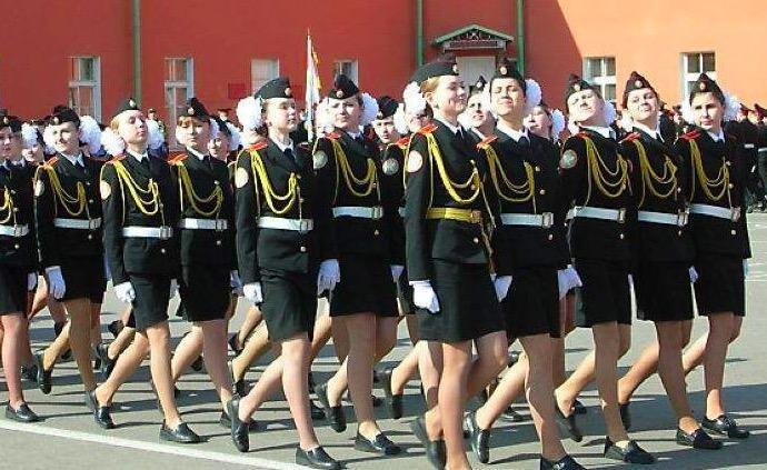 中国人民解放军仪仗队女兵正步,展现新时代巾帼风采,中国人民解放军仪仗队女兵正步,展现新时代巾帼英姿