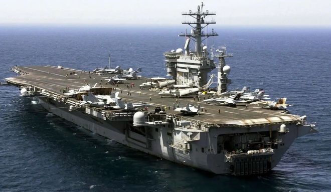 美国尼米兹级航母，庞大舰体的震撼吨位，美国尼米兹级航母，震撼吨位的庞大舰体