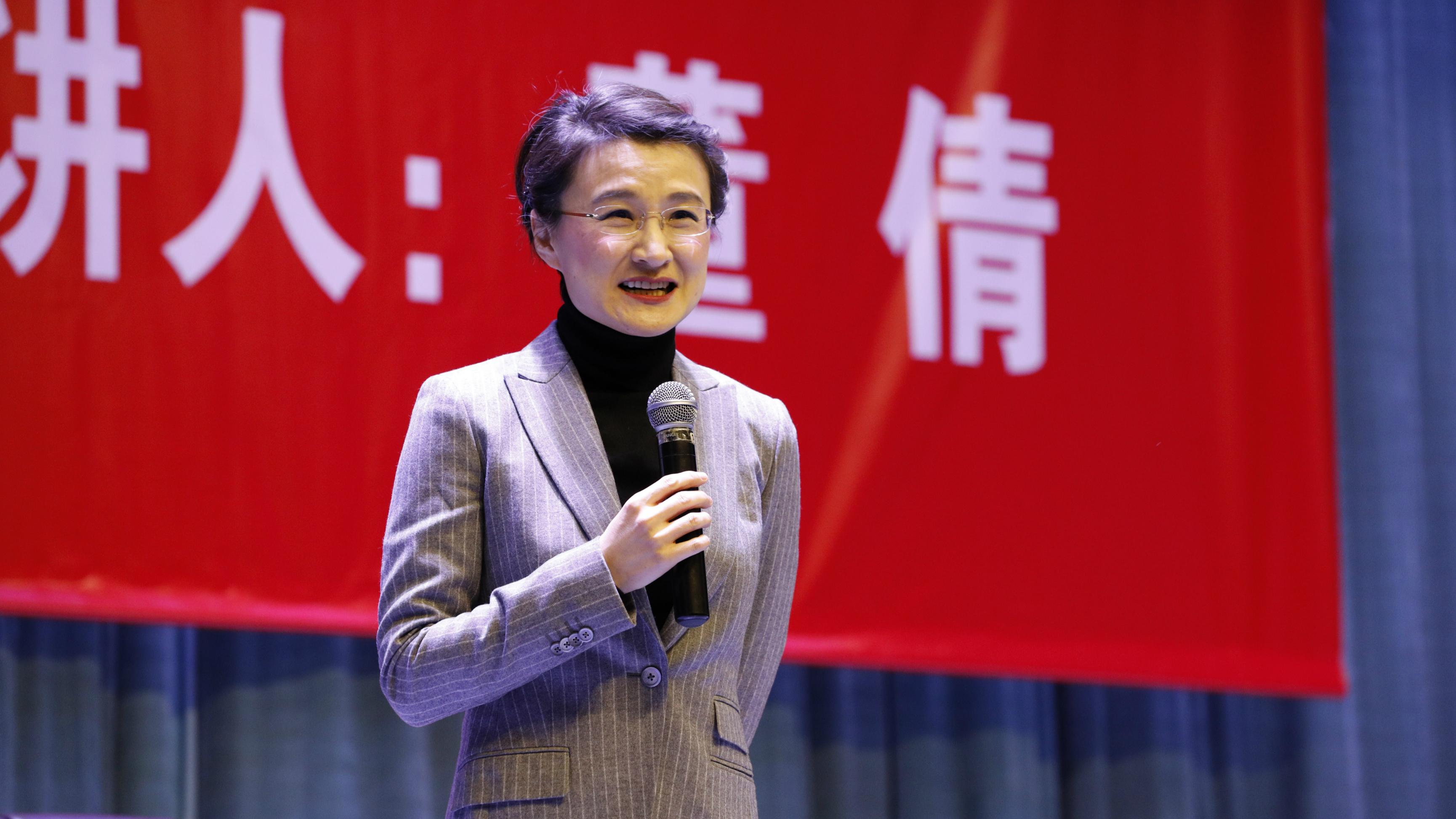 董倩，一位卓越新闻工作者的风采，董倩，卓越新闻工作者的闪耀风采