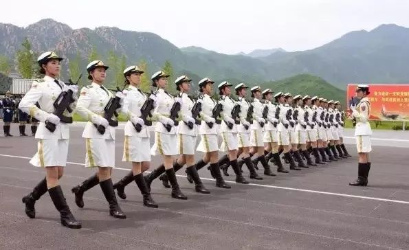90年代中国女兵方队，时代的风采与力量的展现，90年代中国女兵方队，时代风采与力量的璀璨展现