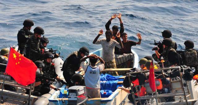 中国海军的勇敢行动，抓住海盗，维护海上安全，中国海军勇敢行动，抓捕海盗，保障海上安全