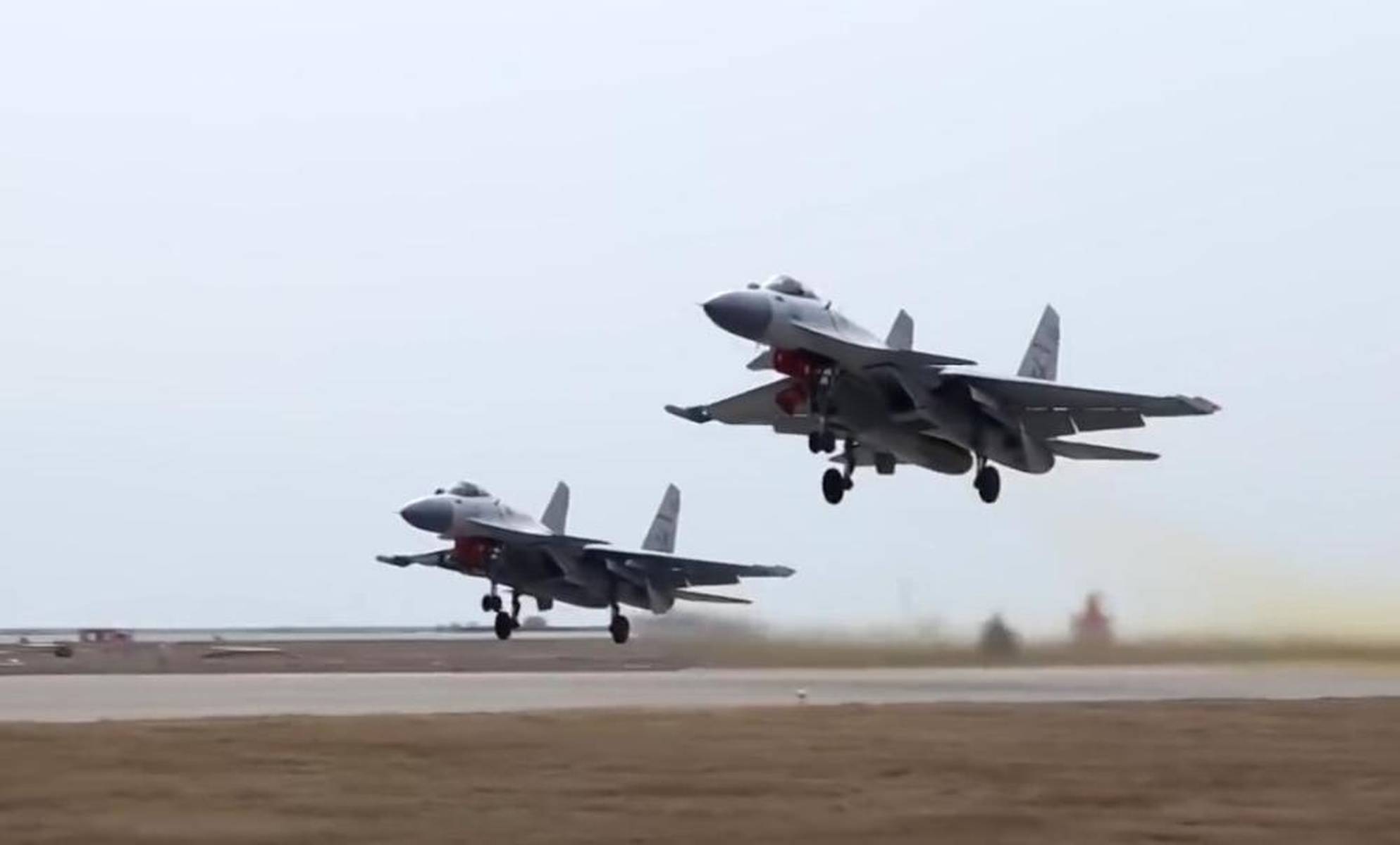 歼-15训练视频,揭示中国海军航空兵力量的卓越训练与实战能力,歼-15训练视频展现中国海军航空兵卓越训练与实战能力