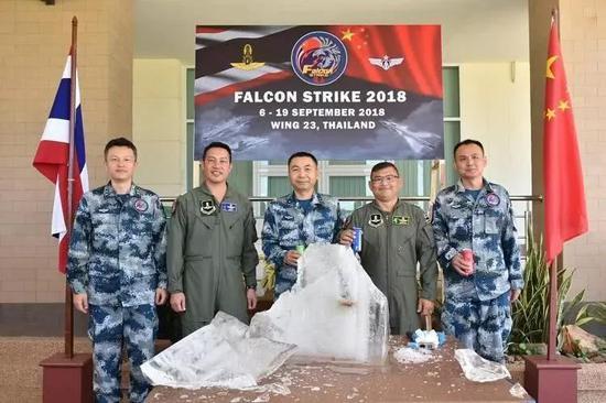 歼十C座舱图片，现代战斗机的驾驶环境解析，歼十C座舱揭秘，探究现代战斗机驾驶环境