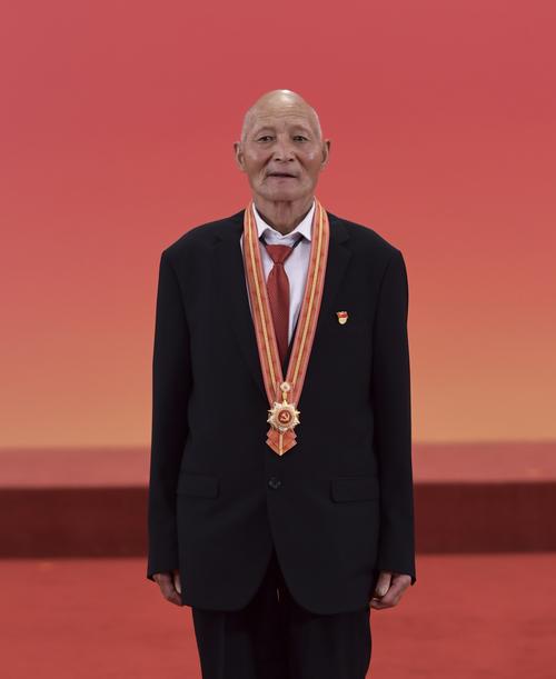 闪耀勋章,致敬英雄——记2022年七一勋章获奖人物,致敬英雄,闪耀勋章,记七一勋章获奖人物风采