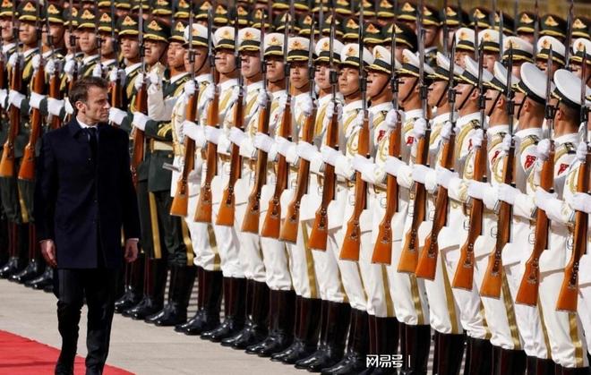 马克龙检阅三军仪仗队视频,展现法国军队风采与领导人的决心,马克龙检阅三军仪仗队,展现法国军队风采与领导决心