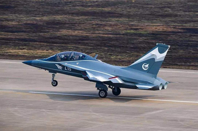 L15教练机与雅克130，空中之翼的对比与探讨，L15教练机与雅克130，空中之翼的对比探讨