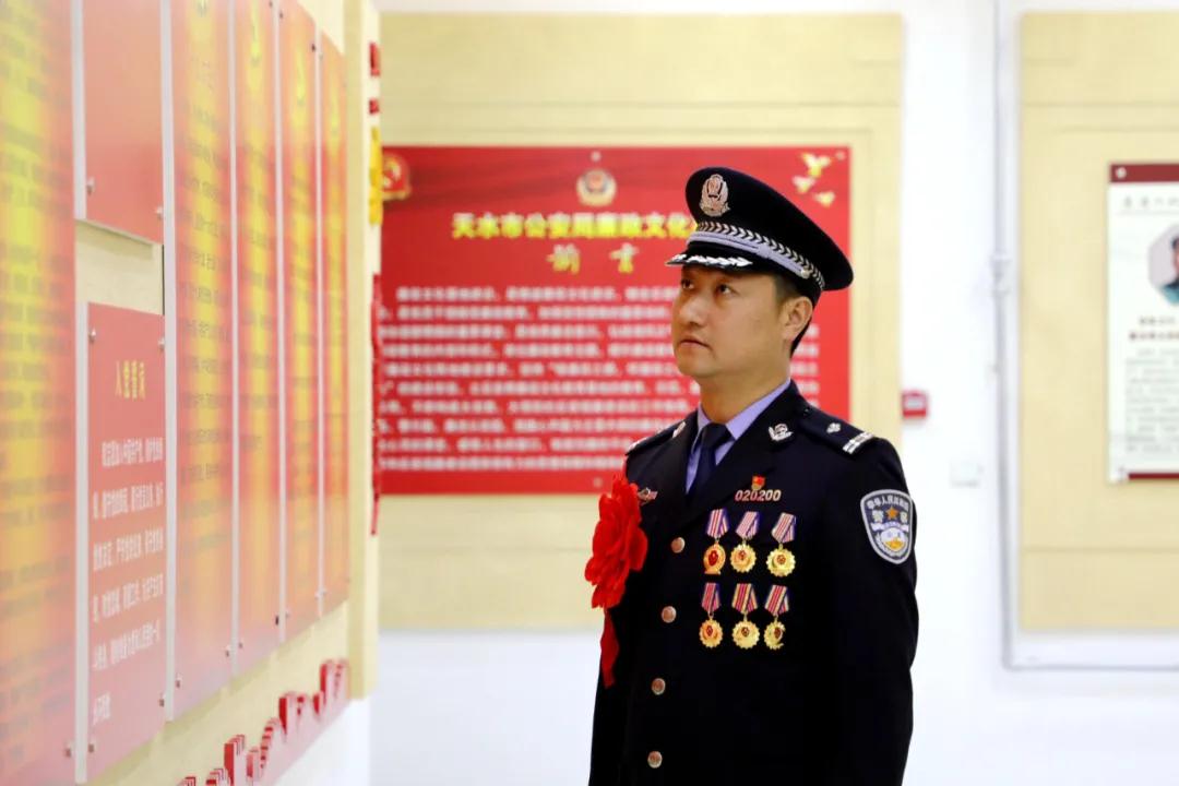 公安七一勋章获得者的荣耀与担当,公安七一勋章获得者,荣耀与担当的典范