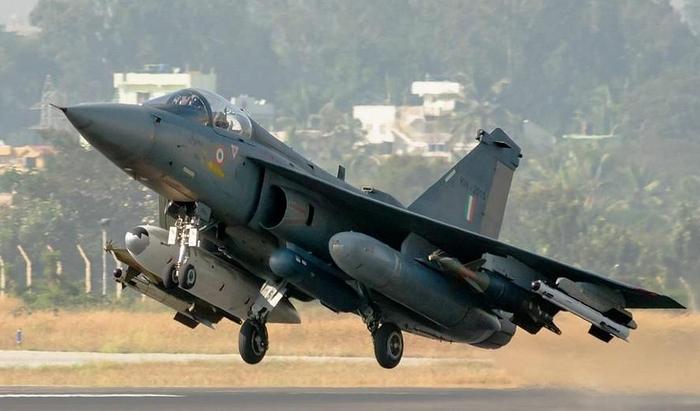 揭秘F-16 Block 70战机,性能、特点与应用,揭秘F-16 Block 70战机,性能特点与应用实战解析