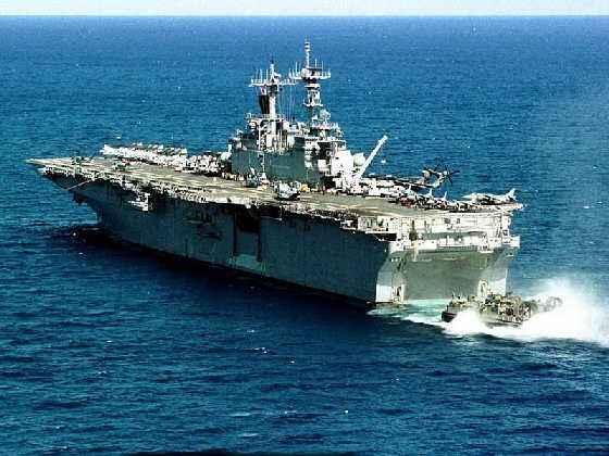 黄蜂级两栖攻击舰与航母的区别探讨,黄蜂级两栖攻击舰与航母特性差异探讨