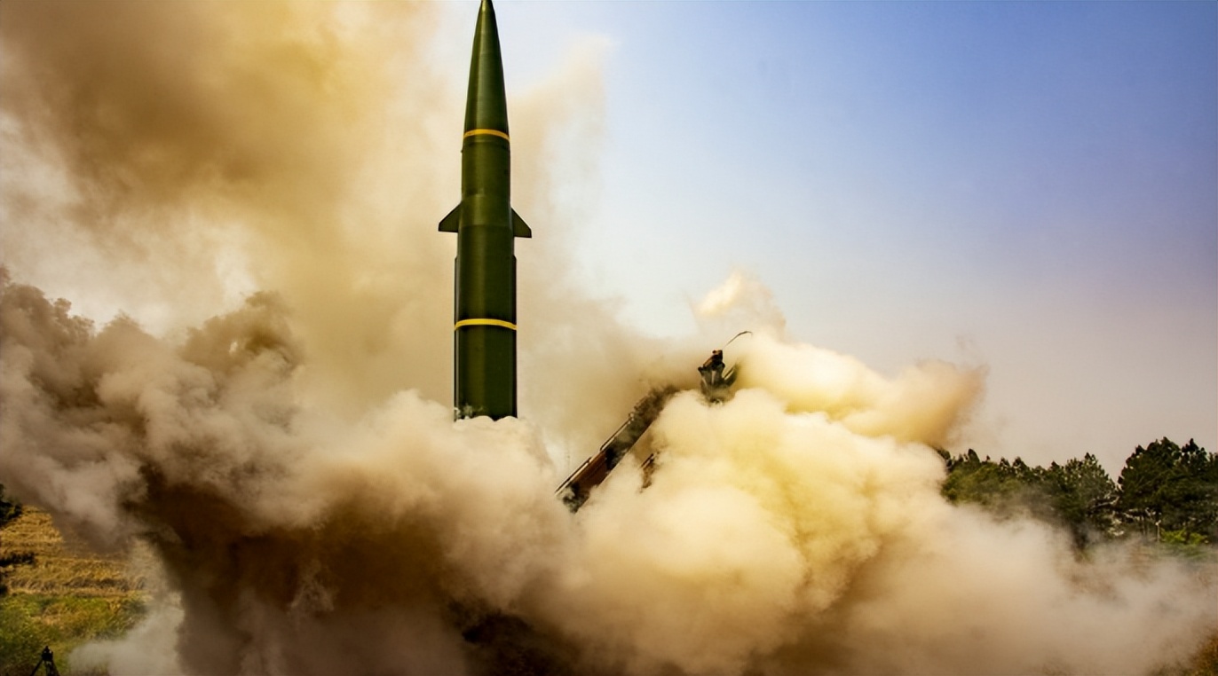 发射一枚东风导弹,国家力量的象征与战略威慑的展现,东风导弹发射,国家力量象征与战略威慑展现