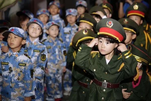 阅兵现在向我们迎面走来的是——时代的新篇章,时代新篇章,阅兵展现时代风采