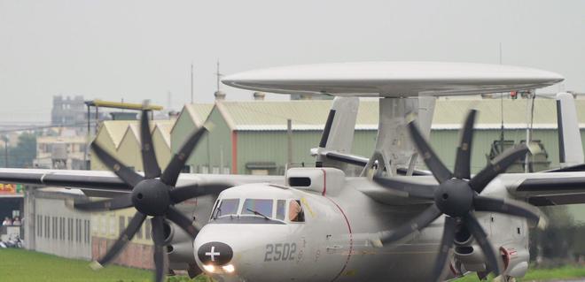 台军预警机冲出跑道原因曝光，深度解析事故背后真相，台军预警机冲出跑道事故真相深度解析