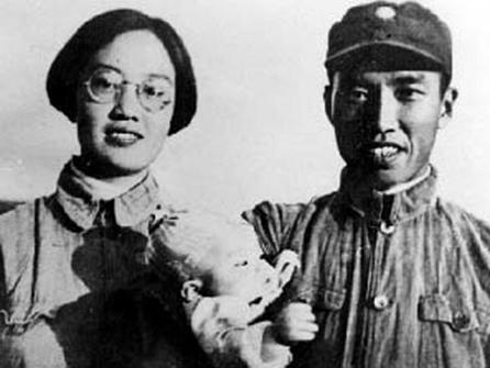 抗日战争总参谋长，何应钦的角色与影响，抗日战争中的总参谋长何应钦，角色与深远影响