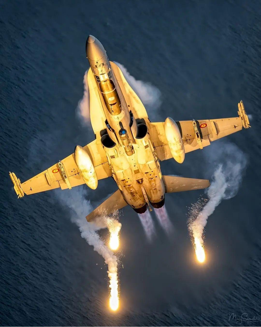 美军F-18战斗机首次亮相,揭示其历史背景与影响,美军F-18战斗机首度亮相,历史背景与深远影响揭秘