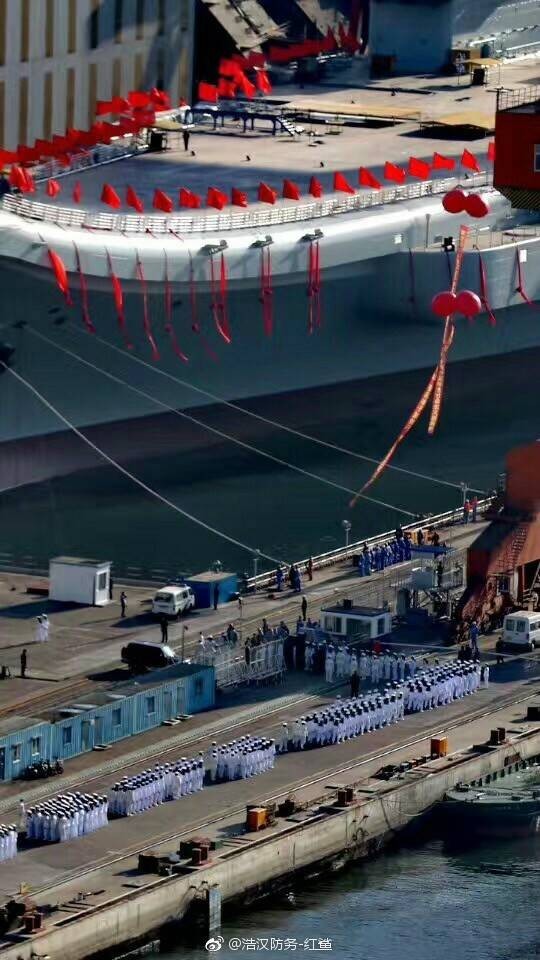 航母下水过程，精密工艺的壮丽展示，航母下水过程，精密工艺的绝美展示