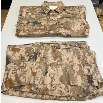 新式军装迷彩服，现代军事科技的时尚与功能性的完美结合，现代军事科技下的时尚军装，迷彩服完美融合时尚与功能设计